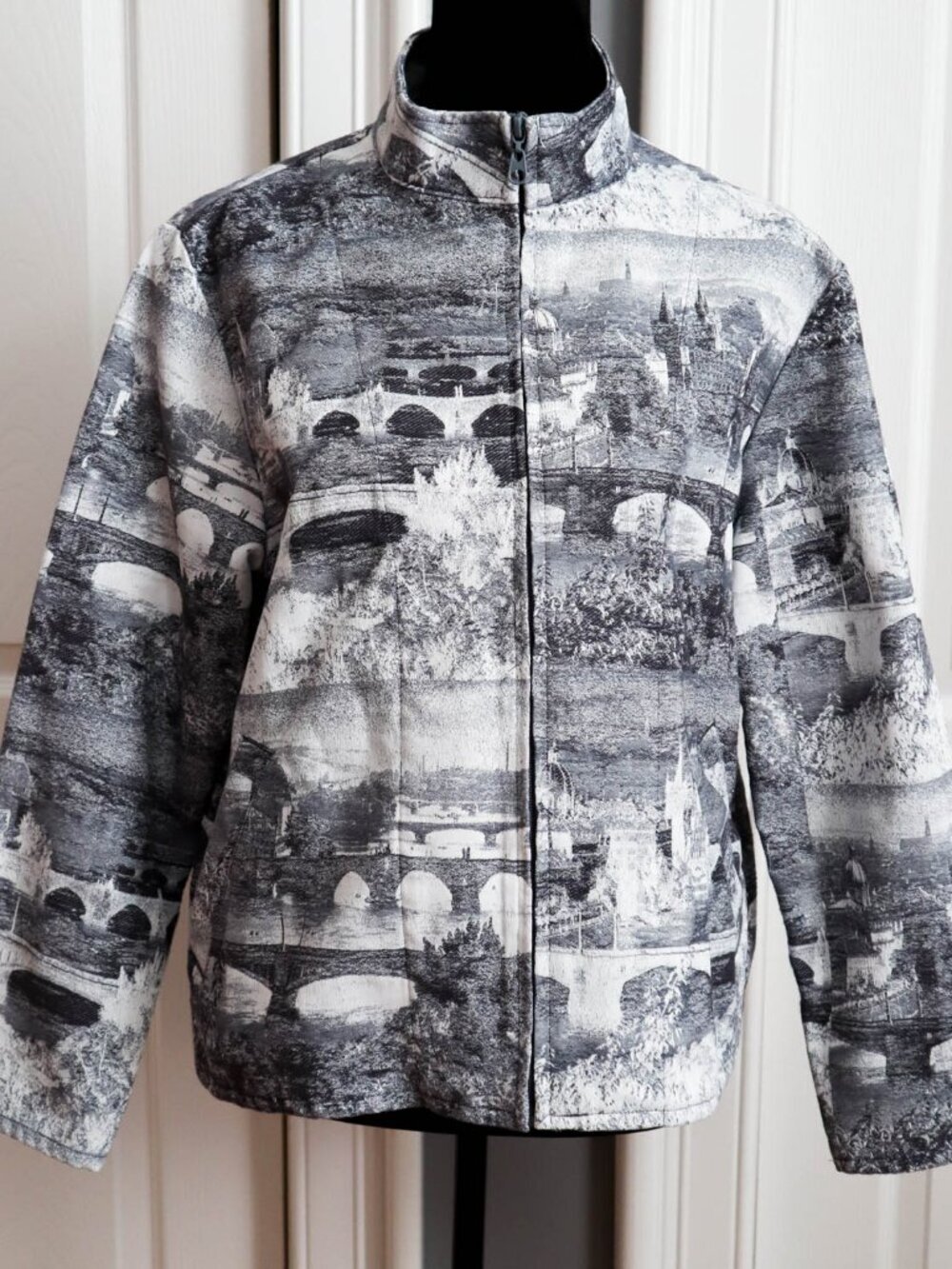 Chico's Full Zip Up Statement Jacket European Tapestry Print Sz 1 (M) Artsy